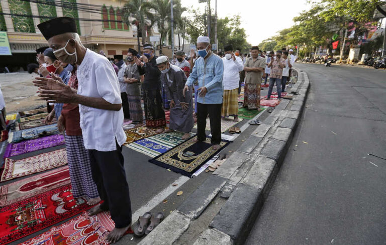 Indahnya Bertoleransi, Orang Muda Katolik Sanggau Bantu Amankan Jalanya Shalat Idul Adha di Daerah Perbatasan