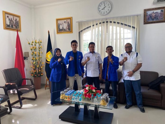 Sekda Papua Ridwan Rumasukun saat menerima Kunjungan Ketum PKC PMII Papua Mahfudz bersama rombongan dan di dampingi Juru Bicara Gubernur Papua M.Rifai Darus (Jayapura,2/11/22)