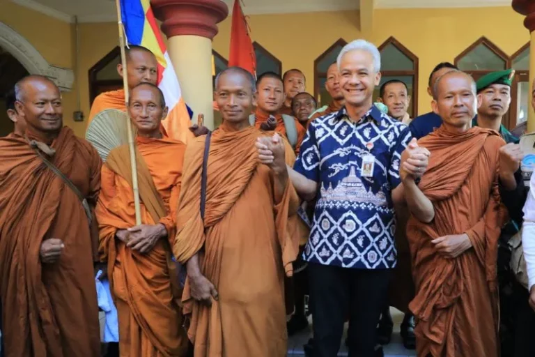 Ganjar Pranowo Sambut Hangat Kedatangan 32 Biksudi Thudong dari Thailand Menuju Candi Borobudur