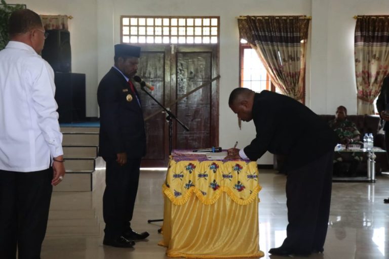 Pj Bupati Nduga Lantik Panitia Pemilihan MRP Tingkat Kabupaten untuk Seleksi Anggota Terbaik