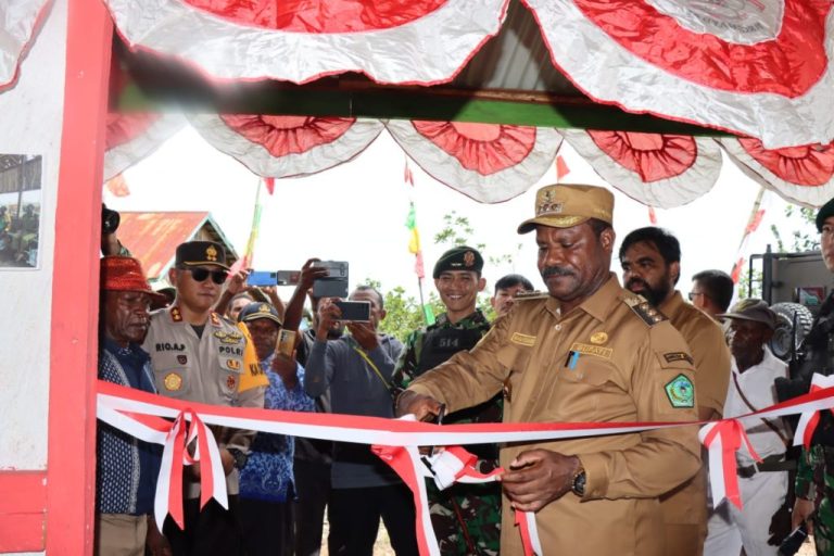 Pj. Bupati Nduga dan Dansatgas Yonif Raider 514/SY Resmikan Rumah Pintar dan Pasar Rakyat di Distrik Krepkuri