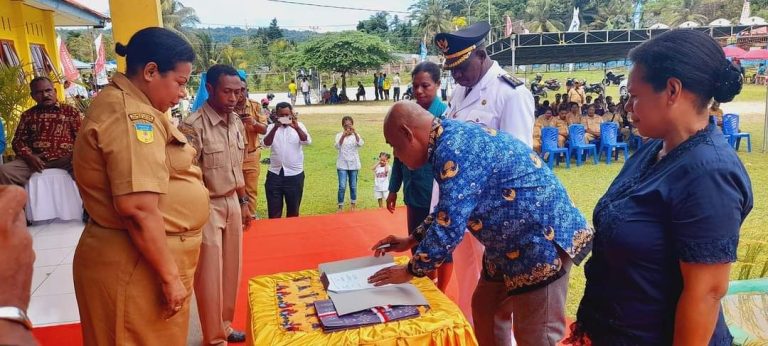 Serah Terima Jabatan Kepala Distrik Supiori Timur Dilakukan dengan Sukses