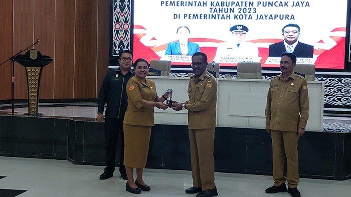 ASN Pemkab Puncak Jaya Mengikuti Pelatihan Kepemimpinan di Pemkot Jayapura: Frans Pekey Beri Tanggapan
