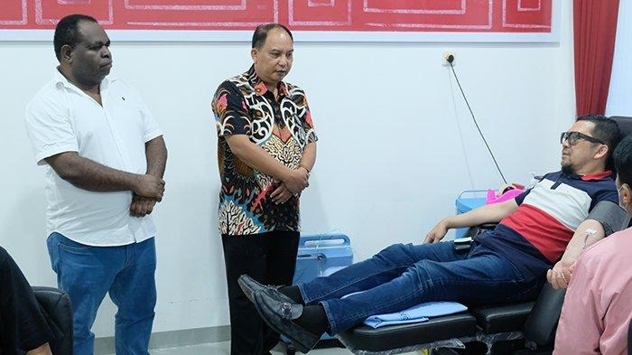 Ketua Komisi II DPR RI Melakukan Donor Darah dengan Kenyamanan di Markas PMI Papua