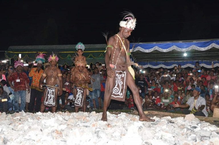 Kemenkumham: Atraksi Berjalan di Atas Batu Panas Suku Biak Didaftarkan Hak Cipta
