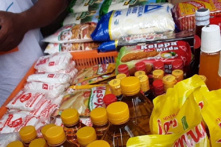 Disperindag Kab. Biak Numfor Bantu Pelaku UMKM Pasarkan Produk Minyak Kelapa