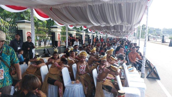 Ribuan Warga Saksikan Pagelaran Papua Street Carnival Bersama Presiden Jokowi