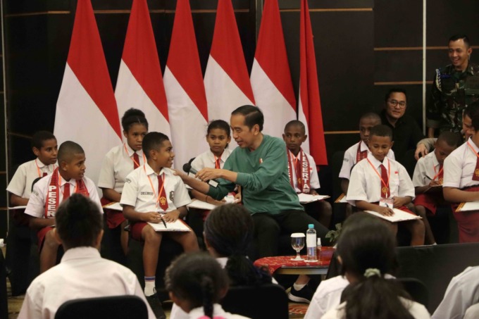 100 Anak Dari Tujuh Kabupaten se-Tanah Papua Duduk Bareng Jokowi