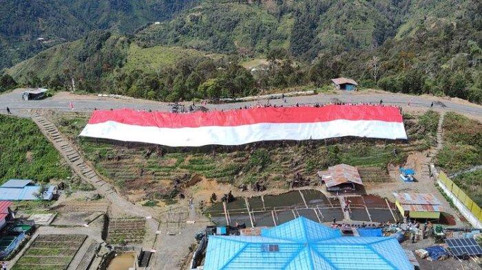 Intan Jaya Memperlihatkan Semangat Merdeka Melalui Bendera Raksasa
