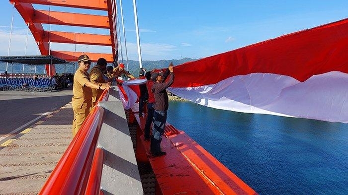 Kemeriahan Perayaan HUT RI ke-78 di Kota Jayapura: Bendera Merah Putih Berkibar di Jembatan Youtefa