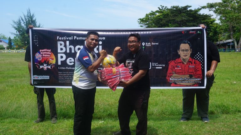 Tiba di Kota Ombak, Panitia FPP Rumah Suara Torang Serahkan Bantuan Alat Olahraga ke PERSIMI SARMI