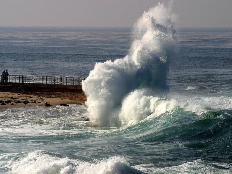 Masih Berpotensi Tsunami, Pemerintah Minta Warga dan Wisatawan Pesisir Timur Waspada