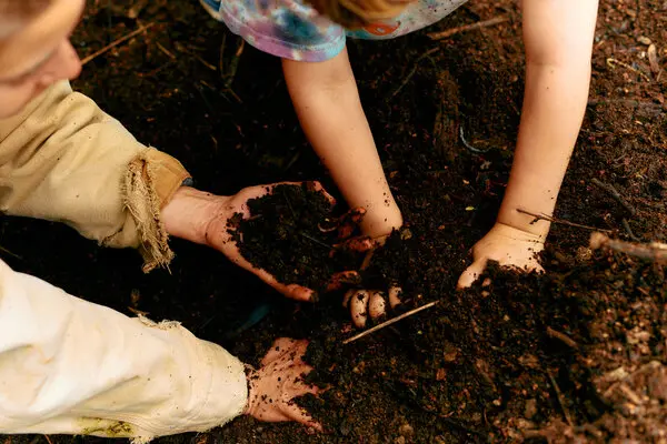 17BENEFITS-OF-DIRT3-hqvf-articleLarge