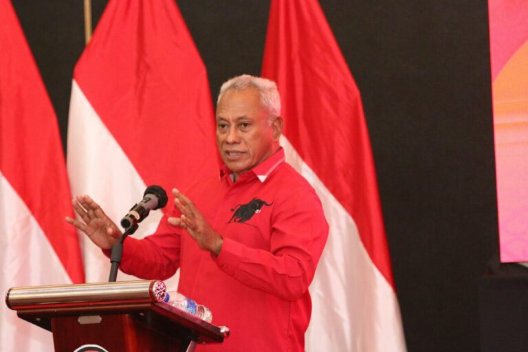 Pimpin Sidang Konferda PDIP Papua,Komarudin Watubun Sahkan Rekomendasi Dukung Provinsi Papua Utara