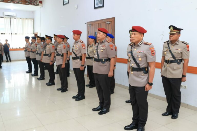 Irjen Pol. Patrige Renwarin Resmi Lantik Tujuh Pejabat Baru Polda Papua