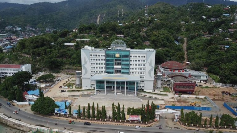 Pemprov Papua Serahkan Dana Hibah Rp5,75 Miliar untuk 9 Lembaga Keagamaan dan Pendidikan