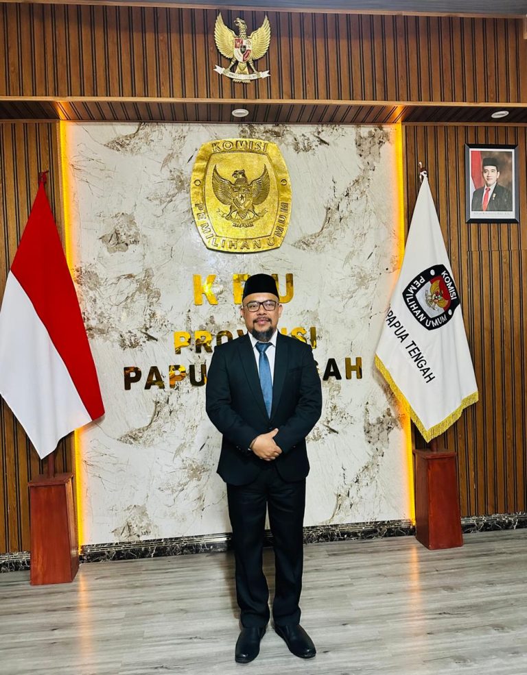 KPU RI Resmi Lantik Agustinus Tutupahar sebagai Anggota PAW KPU Mimika Periode 2024-2029