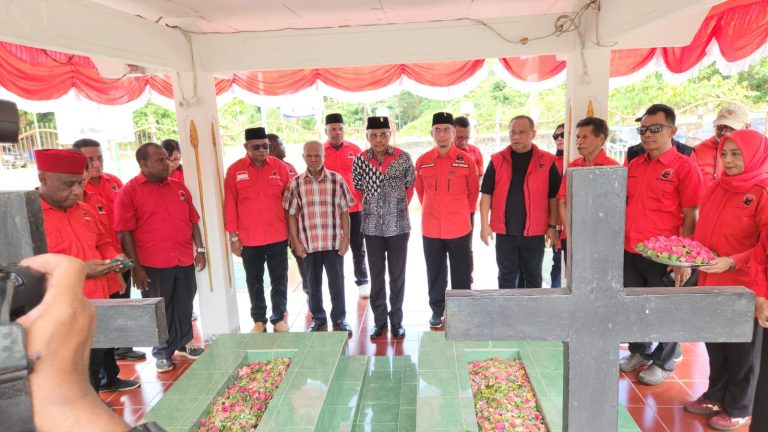 DPD PDI Perjuangan Papua Tutup Bulan Bung Karno dengan Bhakti Sosial dan Ziarah Makam Pahlawan Nasional Marten Indey