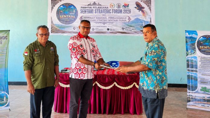 rsz_2img_202608225_211005322 Ketua Panitia Sentani Strategic Forum (SSF) 2026 Friets Maurits Felle (Kanan) di damping Sekretaris Baharudin Farawowan (Kiri) menyerahkan Dokumen SSF dan Draft Kajian Akademik kepada Bupati Jayapura yang diterima oleh Asisten 1 Setda Kabupaten Jayapura Gilberd R. Yakwart, (Tengah) (Sentani,13/8/26)