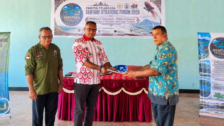Ketua Panitia Sentani Strategic Forum (SSF) 2026 Friets Maurits Felle (Kanan) di damping Sekretaris Baharudin Farawowan (Kiri) menyerahkan Dokumen SSF dan Draft Kajian Akademik kepada Bupati Jayapura yang diterima oleh Asisten 1 Setda Kabupaten Jayapura Gilberd R. Yakwart, (Tengah) (Sentani,13/8/26)