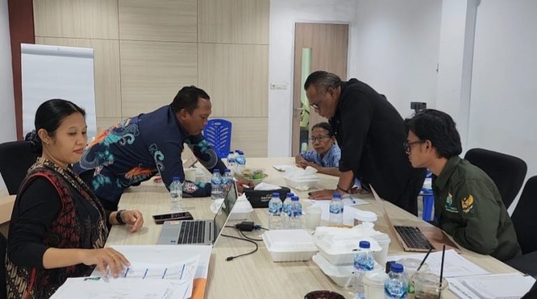 Kepala Cabang Bank Mandiri Taspen Jayapura, Pupung Widodo (Kiri), saat melihat data kredit nasabah bersama Dr. Baharudin Farawowan, S.H., M.H., CMLC (Kanan) ., selaku Kuasa Hukum para nasabah pensiunan Papua (Jayapura,19/8/2026)