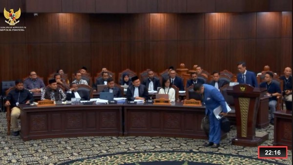 momen-ahli-diminta-keluar-ruang-sidang-oleh-hakim-mk-gara-gara-sebut-sidang-ilegal-dok-youtube-mk-1790914940351_169